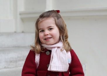 Princeses Šarlotes bērnudārza bildes -fotogrāfijas, kas izdotas Šarlotes pirmajā dienā Vilcocka bērnudārzā
