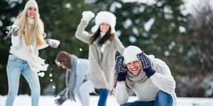 ziemas festivāli ar draugu grupu, kas spēlē sniegā