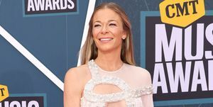 leann rimes lieliskās treniņbikses leann rimes kantri mūzikas balvas sarkanajā paklājā