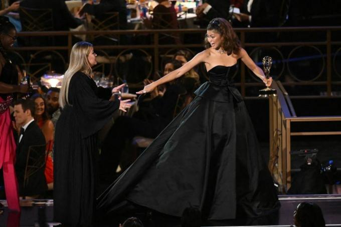 Skatiet Kellijas Klārksones zemu piegriezumu Emmys kleitu, par kuru runā visi