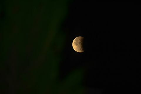 Mēness ir redzams daļēja Mēness aptumsuma laikā ...