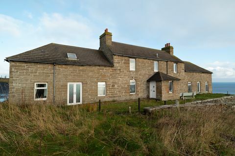 Piekrastes māja ar ūdenskritumu tagad tiek pārdota Skotijā