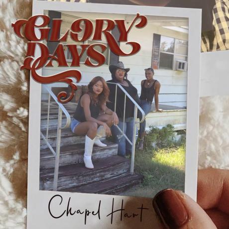 chapel hart glory days albuma vāks, grupas dalībnieki sēž uz lieveņa