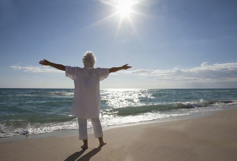 Veselīga, vecā sieviete, uz, beach