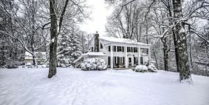 Vintage veca māja svaigā sniegā