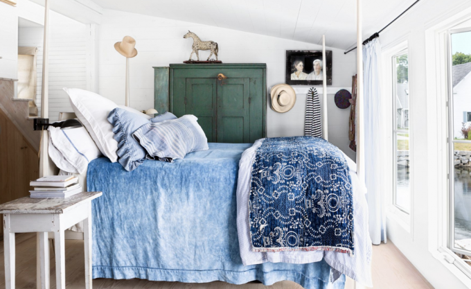 plakāta gulta ar zilu gultas veļu
