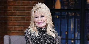 Dolly Parton dzimšanas diena vēlu vakarā kopā ar Setu Maijeru, 7. sezona