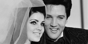 oriģinālais paraksts 511967 Las Vegas, dziedātājs Elviss Preslijs un viņa līgava Priscilla Ann Beaulieu, pozē fotogrāfijai, kam seko viņu kāzās viesnīcā Aladdin hotel Presley, 31, satika savu 22 gadus veco līgavu, kad viņš bija izvietots Vācijā savas armijas laikā. apkalpošana