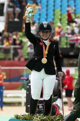 rio de janeiro, brazīlija, 15. septembris Lielbritānijas Lielbritānijas zelta medaļniece Nataša maizniece svin uz pjedestāla jāšanas sporta iejādes individuālās medaļas ceremonijā Čempionāta II pakāpes fināls 2016. gada rio 2016. gada paralimpisko spēļu 8. dienā olimpiskajā stadionā 2016. gada 15. septembrī Riodežaneiro, Brazīlijā. alexandre foto loureirogetty attēli