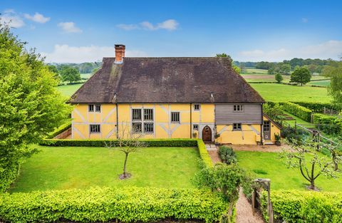 Gleznainā II pakāpes kotedža - Froggats Cottage - Surrejā, kas atspoguļota nesenajā BBC raidījuma Bēgšana uz valsti epizodē, tagad tirgū ir pieejama par 1,6 miljoniem sterliņu mārciņu. 