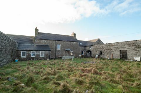 Piekrastes māja ar ūdenskritumu tagad tiek pārdota Skotijā