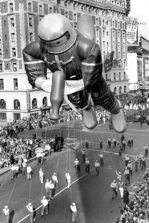 70 pēdas garš ar hēliju pildīts gumijas kosmosa kuģis Macys dienas parādē 1953. gadā