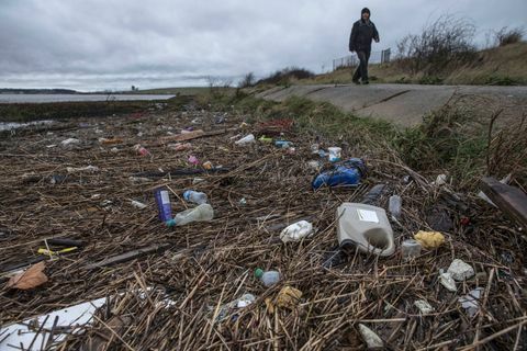 Plastmasas atkritumi UK upes ocens