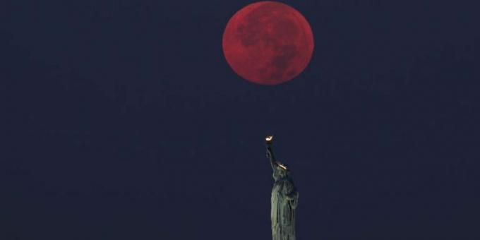 pilnmēness riet aiz Brīvības statujas Ņujorkā