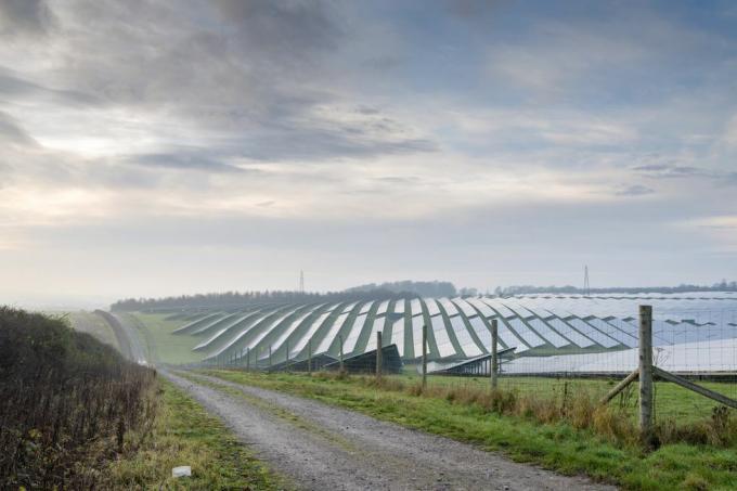 saules enerģijas objekts atrodas Anglijas lauku centrā, nožogots ar šauru zemes celiņu, kas ved blakus lauksaimniecības zemē