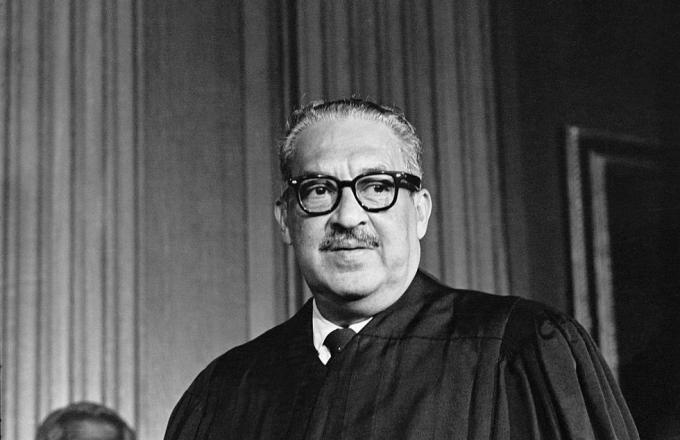 Thurgood Marshall, verga mazdēls, ieņem savu vietu kā pirmais melnādainais Amerikas Savienoto Valstu Augstākās tiesas loceklis