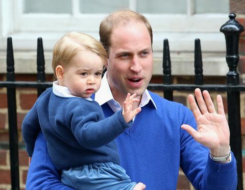 Princis Džordžs un princese Šarlote ir ieradušās slimnīcā, lai satiktu brāli