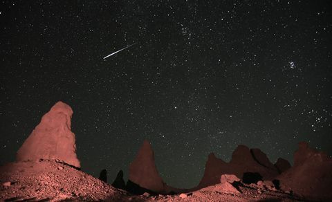 Trona, Kalifornija, 02. augusts, skats uz meteorītu, kas švīkst virs trona virsotnēm netālu no nāves ielejas, ca ikgadējo persidu meteoru demonstrējumu laikā, 2019. gada 2. augusts. Boba Riha jr foto, getty images