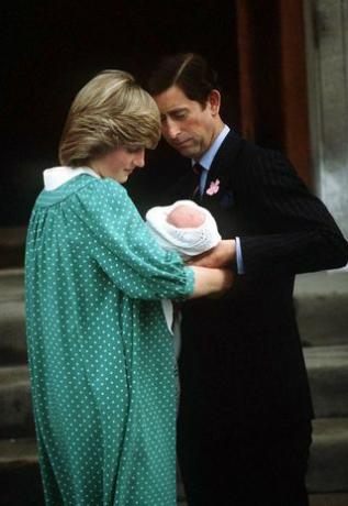 Princese Diāna un princis Čārlzs ar savu jaundzimušo dēlu uz Svētās Marijas slimnīcas pakāpieniem 1982. gadā