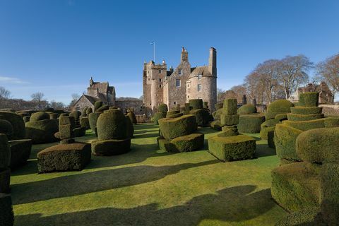 Earlshall Castle - St Andrews - topiary - Skotija - Savills
